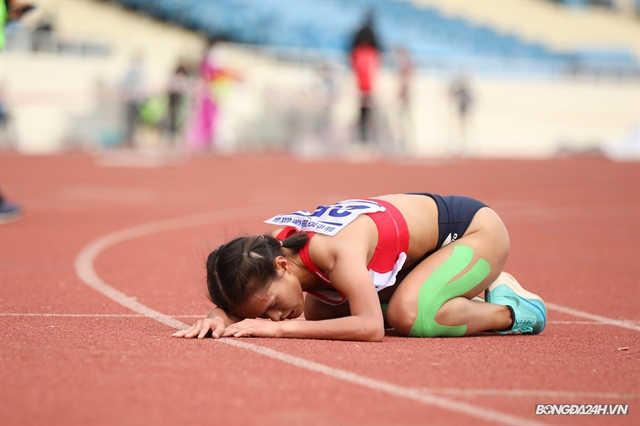 Lệ collapses after breaking womens 10000m national record